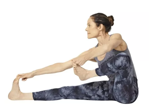 提升步态的开髋体式瑜伽弓箭式