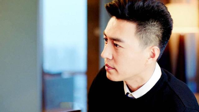 而且剧中的男主角靳东也是继《我的后半生》之后,再次以"人生导师"的