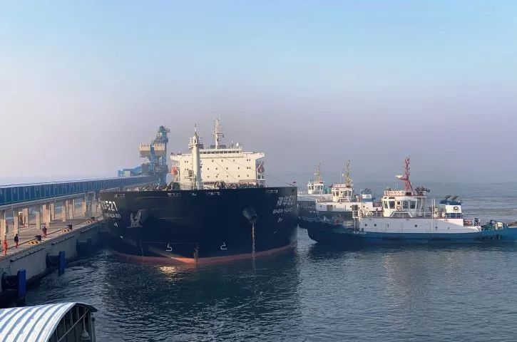 绥中电厂二期码头首艘5万吨级煤船顺利抵港靠泊