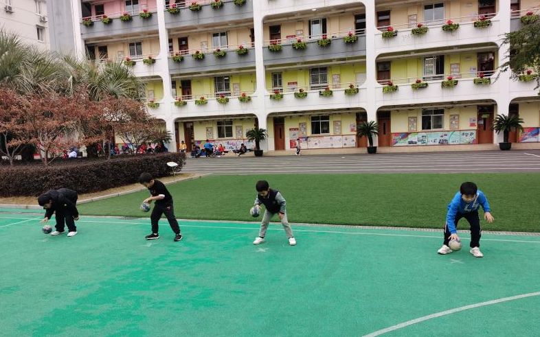 大宁路小学男子手球队认真训练迎接冬训