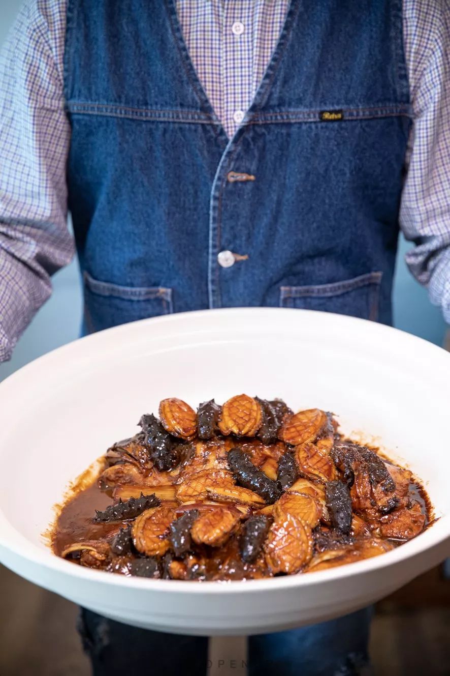 以贯穿南北之势,巧用鲁菜葱烧海参鲍鱼的烹饪之道,创新经典法则.