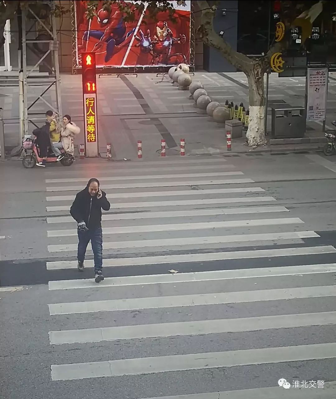 行人闯红灯的危害:一是违反了交通规则;二是影响交通秩序;三是严重