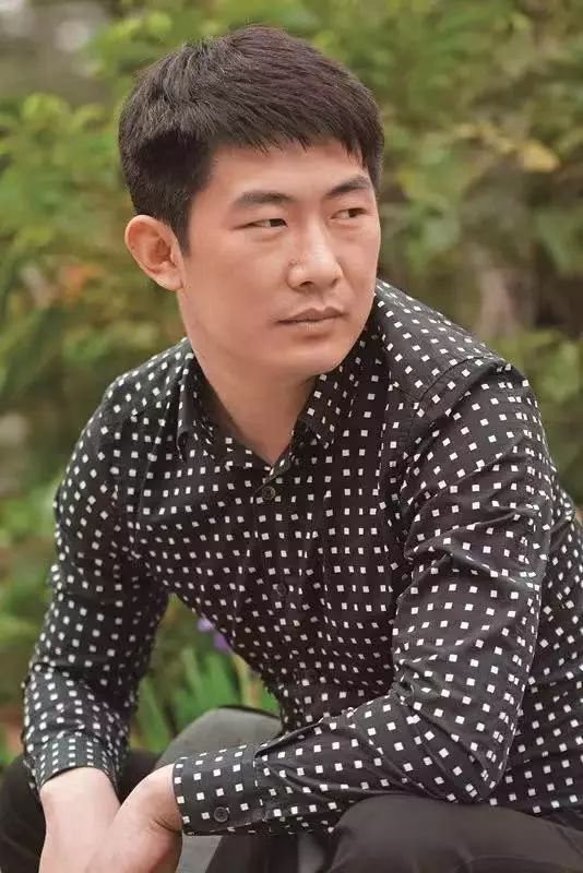 作者:王大磊精 彩回 顾徐毅,古琴演奏家,梅庵派创始人徐立孙先生嫡孙