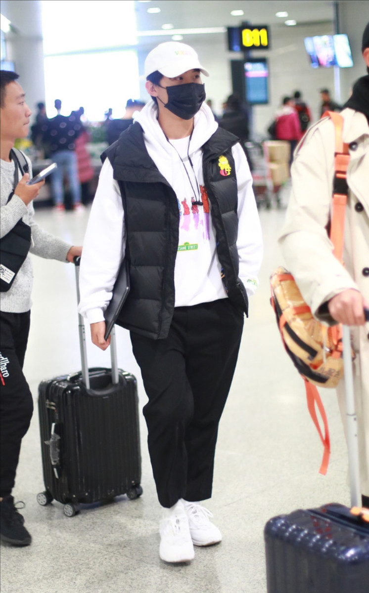 周奇的白色卫衣造型也很有特点,周奇身穿白色卫衣搭配黑色休闲裤,上身