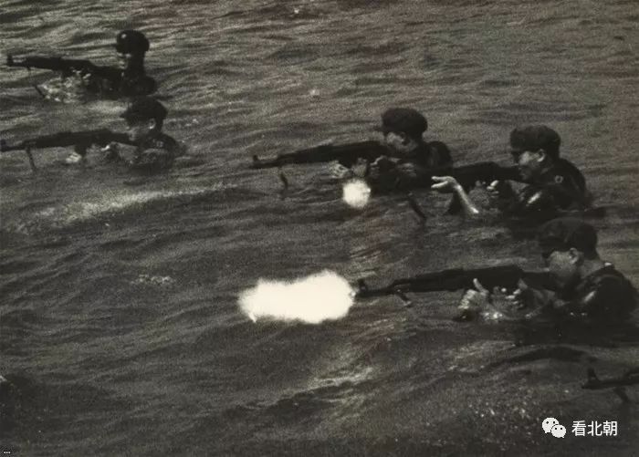 铁砂衣,铁砂袋,武装泅渡来比赛,70年代解放军游泳格斗训练旧影