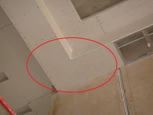 石膏吊顶不做造型,根本没必要用木工板打底!我这2500算白花了!