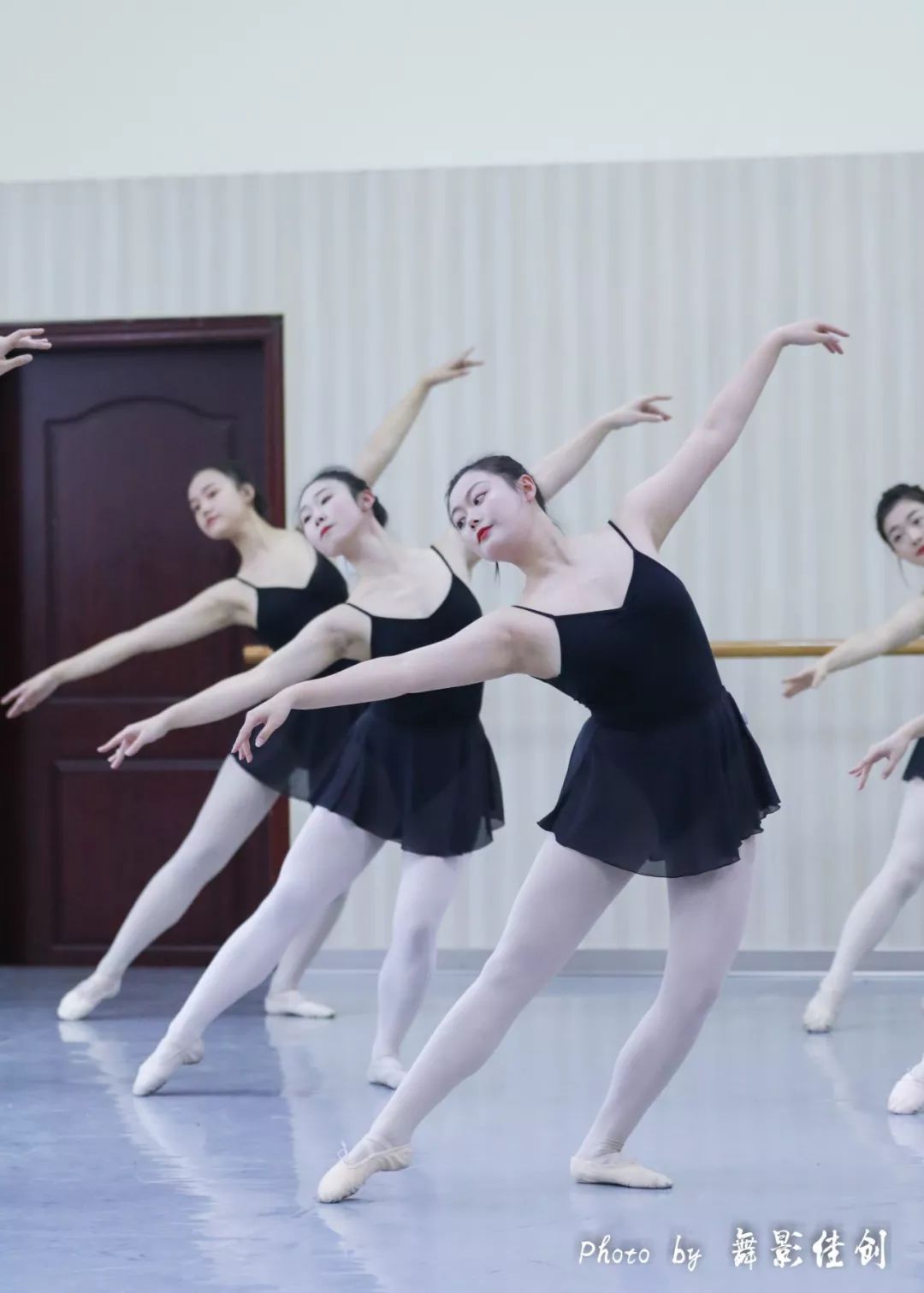 舞影图集四川师大舞蹈学院2018级17班芭蕾基训课堂精彩瞬间授课教师