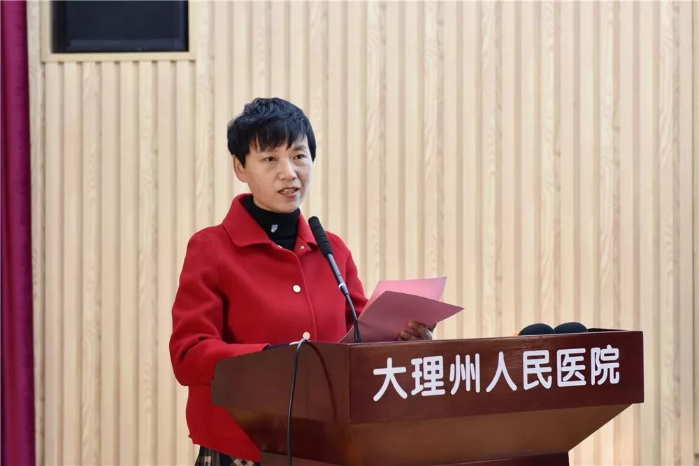 医院党委书记刘琼芬致辞,代表医院对出席仪式的领导和专家表示欢迎和