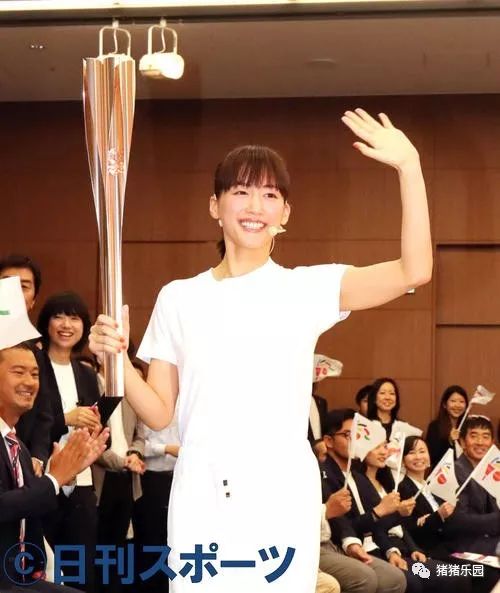 绫濑遥菅田将晖代表可口可乐公司参加2020年东京奥运会圣火传递