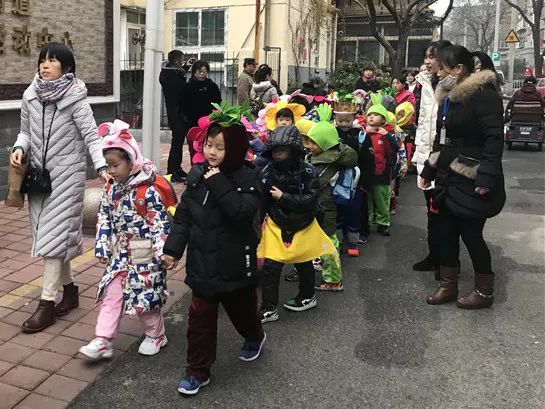 天橋區工人新村南村中心幼兒園舉行進社區文藝匯演活動_居民