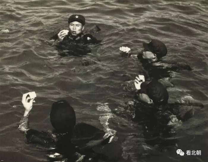 铁砂衣,铁砂袋,武装泅渡来比赛,70年代解放军游泳格斗训练旧影
