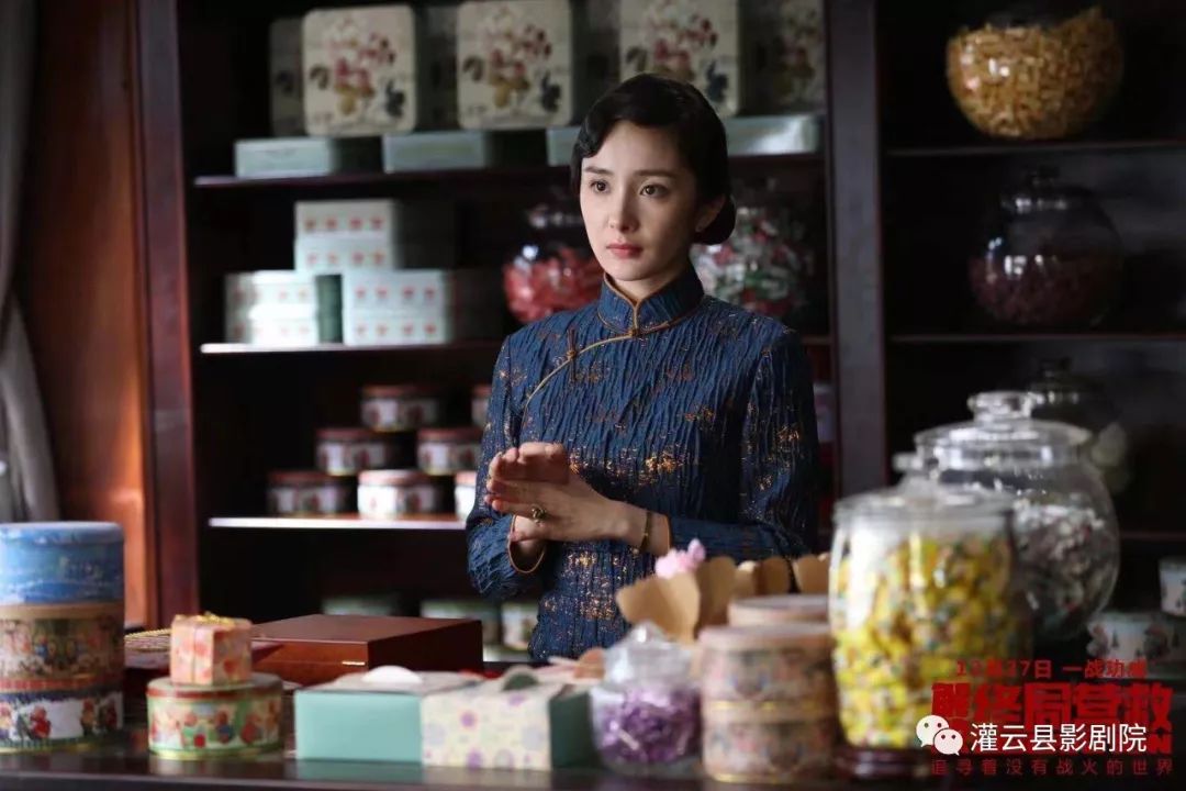 军需官姚哲的扮演者钟汉良,拥有双重身份的神秘歌女梅艳扮演者钟楚曦