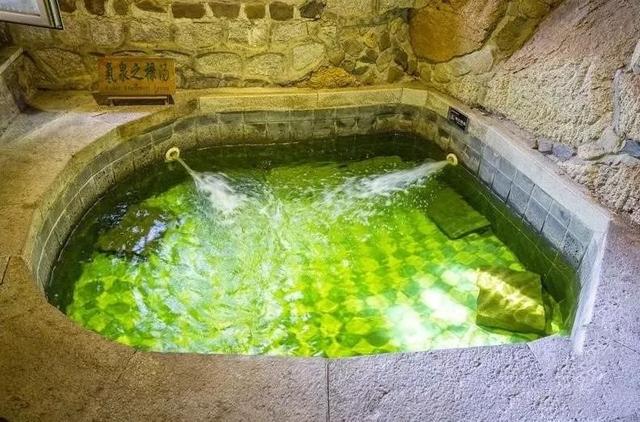 大朝阳温泉水质为弱碱性优质矿泉水质,富含二十余种矿物质,被誉为可以