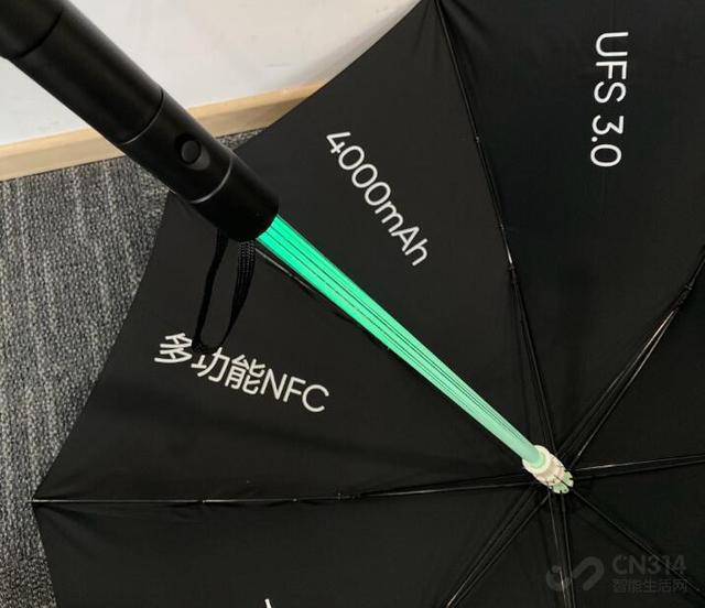 realme x2 pro邀请函会发光的大雨伞前面的iqoo是高性价比品牌,realme
