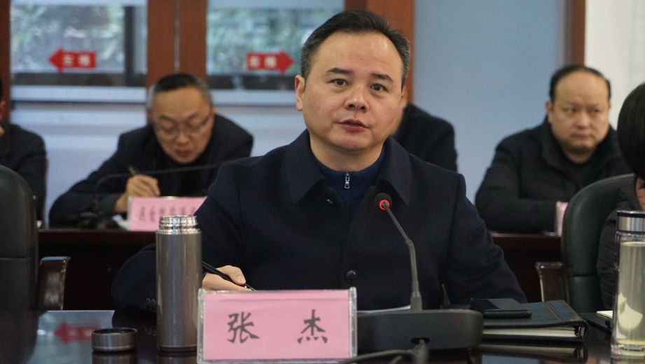 12月27日上午,区委副书记,区长张杰主持召开通川区神剑园二期设计方案