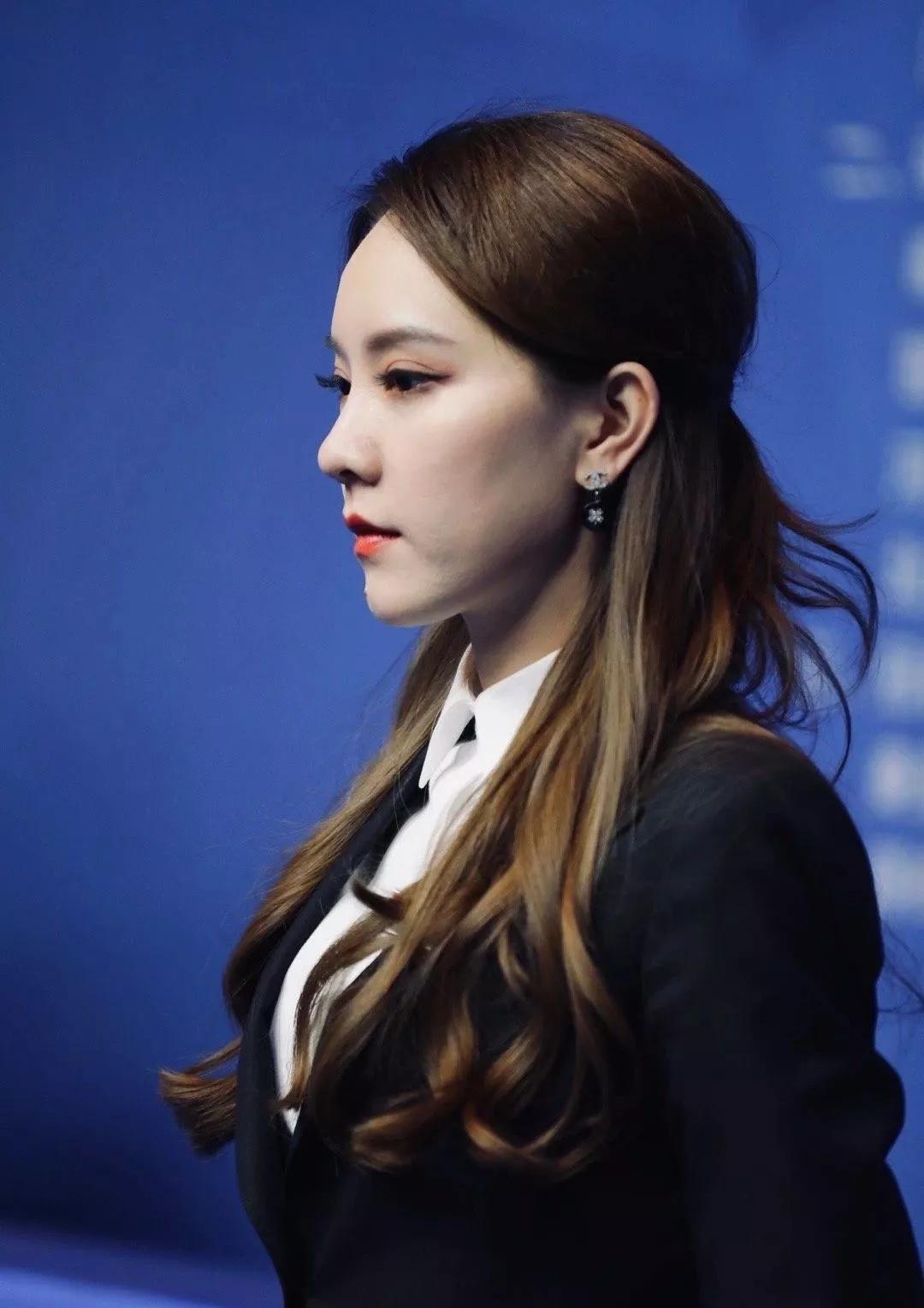 仔细观察,此人就是著名的冷艳美女裁判——孙树静.