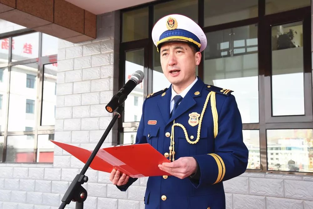 仪式并为"甘南藏族自治州消防救援支队"揭牌;州政府副秘书长韩小东,州