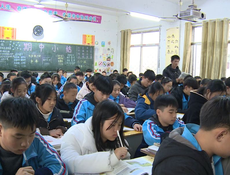 朱河镇初级中学教学楼始建于1981年,经过30多年后,教学楼墙体出现了