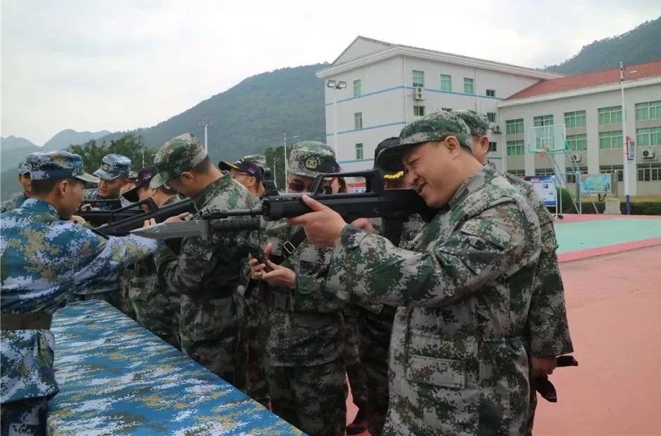 今天,县委书记,县长带队赴宁德部队驻地开展2019年"军事日"活动