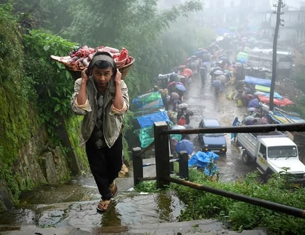 乞拉朋齐下雨图片图片