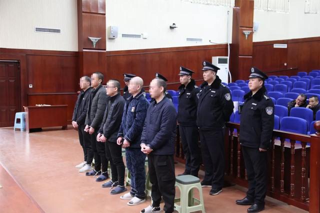 锦州市凌河区检察院提起公诉的周某等5人涉黑案件一审公开宣判