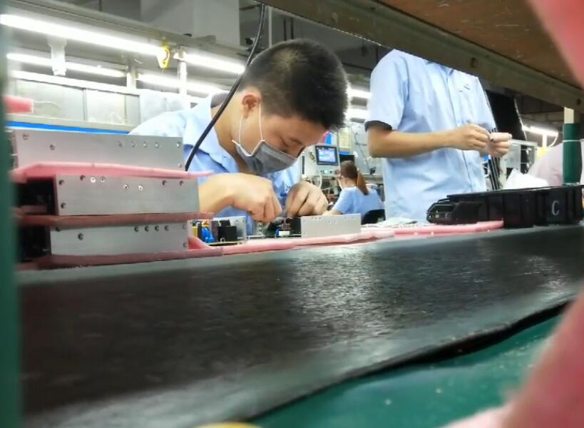 原创深圳工厂流水线小伙一天要打10000个螺丝月薪却只有4000块