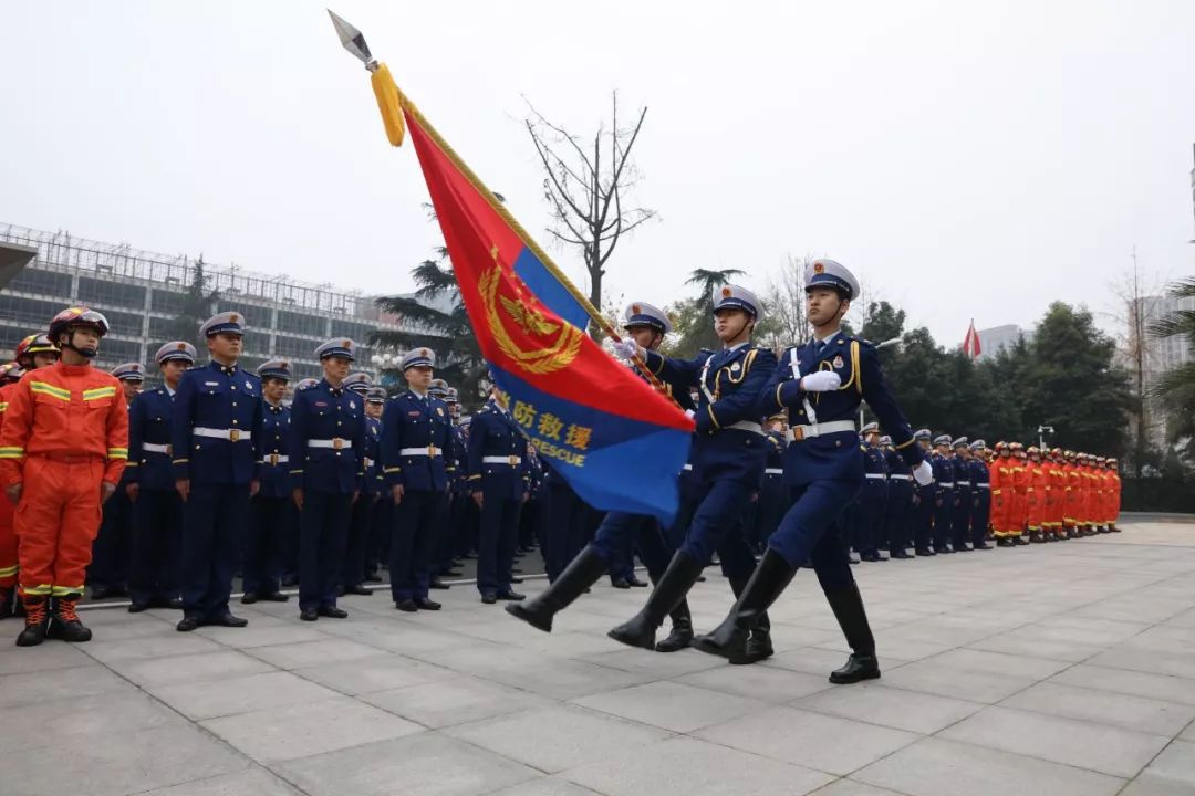 随后,礼兵护卫着中国消防救援队队旗,正步经过方阵,全场消防救援人员