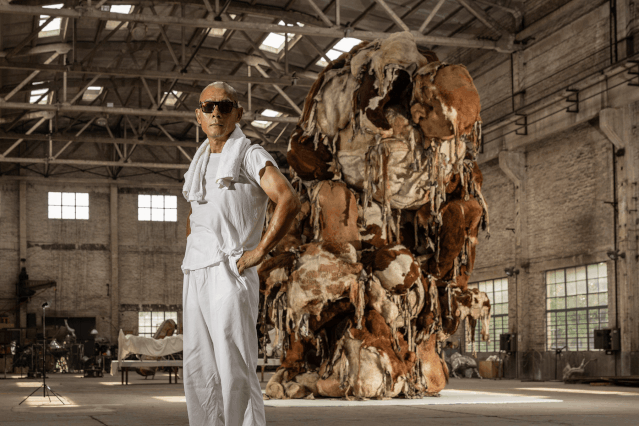 挑战身体极限的行为艺术家,行走在鼠年的红色荷尔蒙