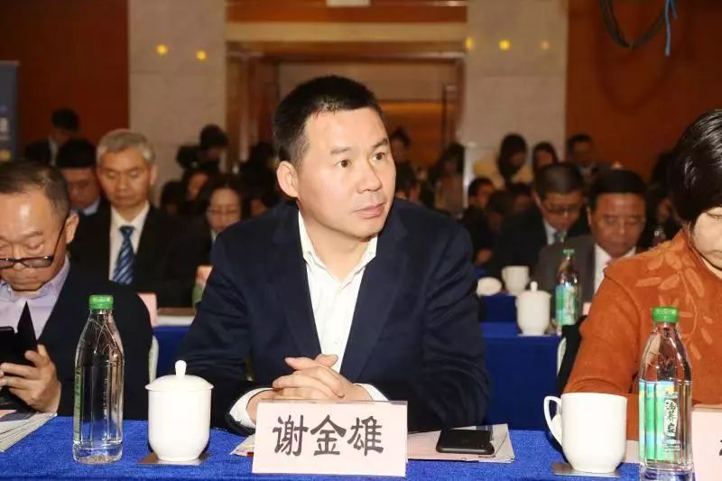 碧桂园集团副总裁谢金雄为2019沪上金融家颁奖