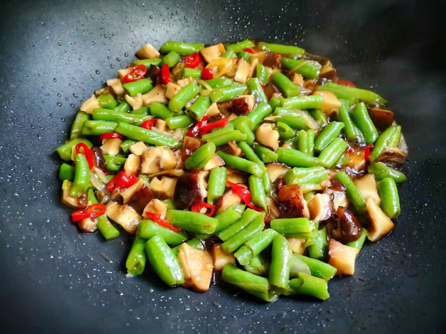 8,再次翻炒豆角断生,香菇入味,即可出锅装盘.