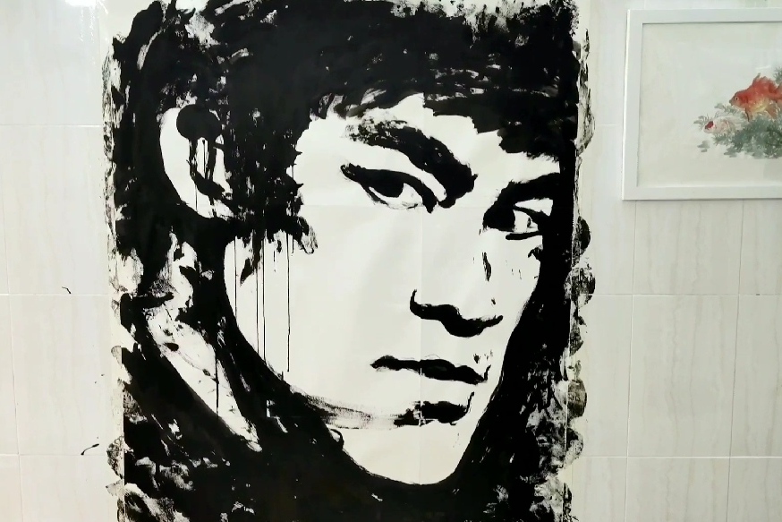 这小子用气球作画,刚开始以为在玩,后面哇!李小龙!