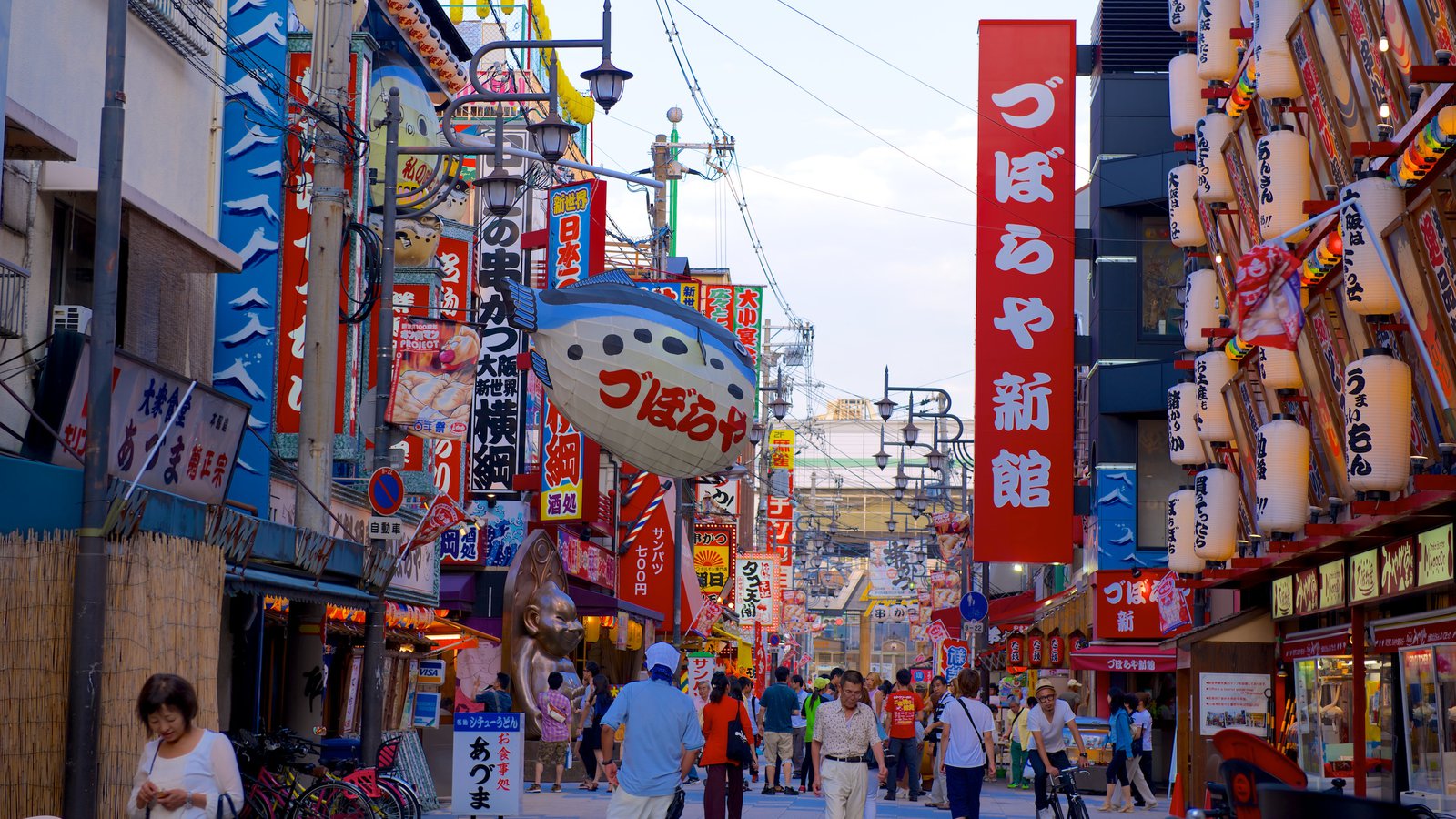 属于大阪知名的繁华购物圈,还有大阪美食的起源地新世界商业街及通天