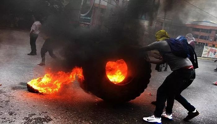 ga-molepo的sebjeng村庄,一名男子先被人砍死,随后遭到纵火焚烧.