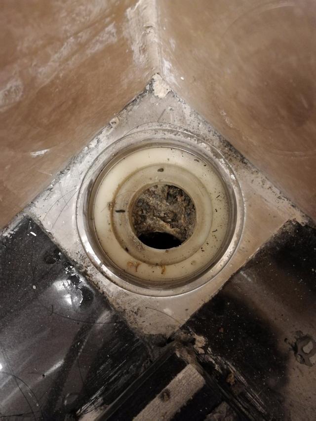 地漏下水口与下水管对不齐怕渗水返工没必要倒插矿泉水瓶试试