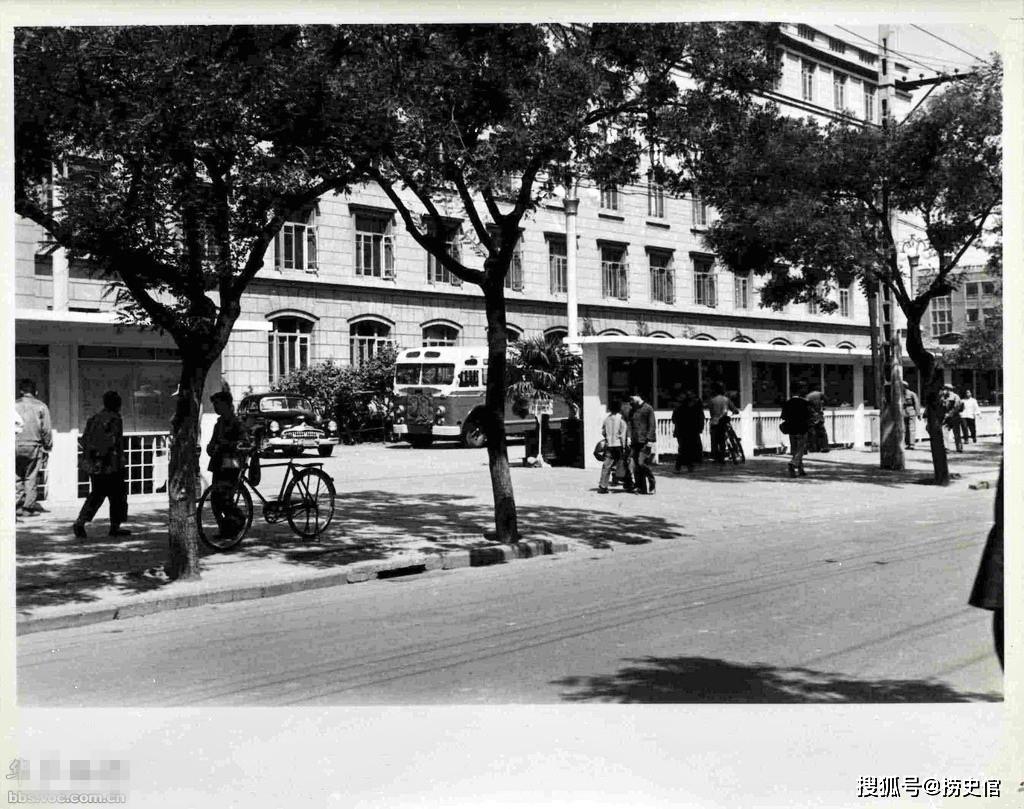 加拿大记者拍摄的1965年中国,街上扛枪的民兵和光荣的少先队