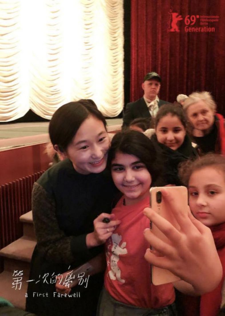 王丽娜在柏林与孩子们合影留念王丽娜将这些与孩子们的相处,比作一朵