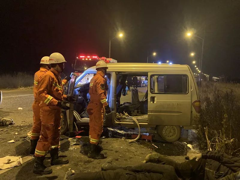 清徐:血的教训!滨河西路车祸3死5伤.