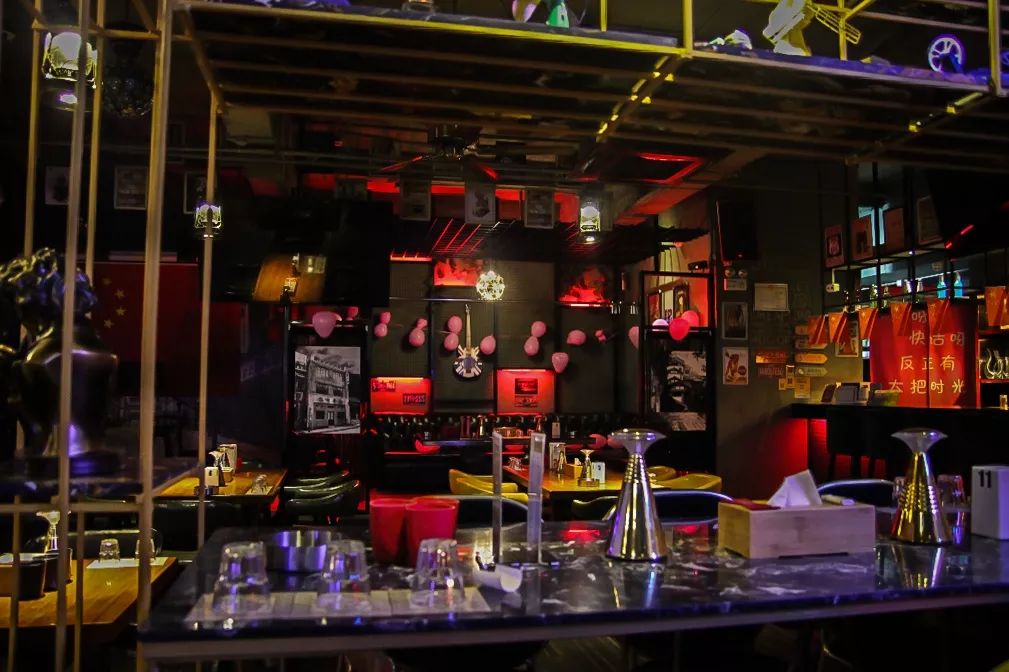 绍兴的林垦公园小城市的夜生活13个酒吧和13个夜晚