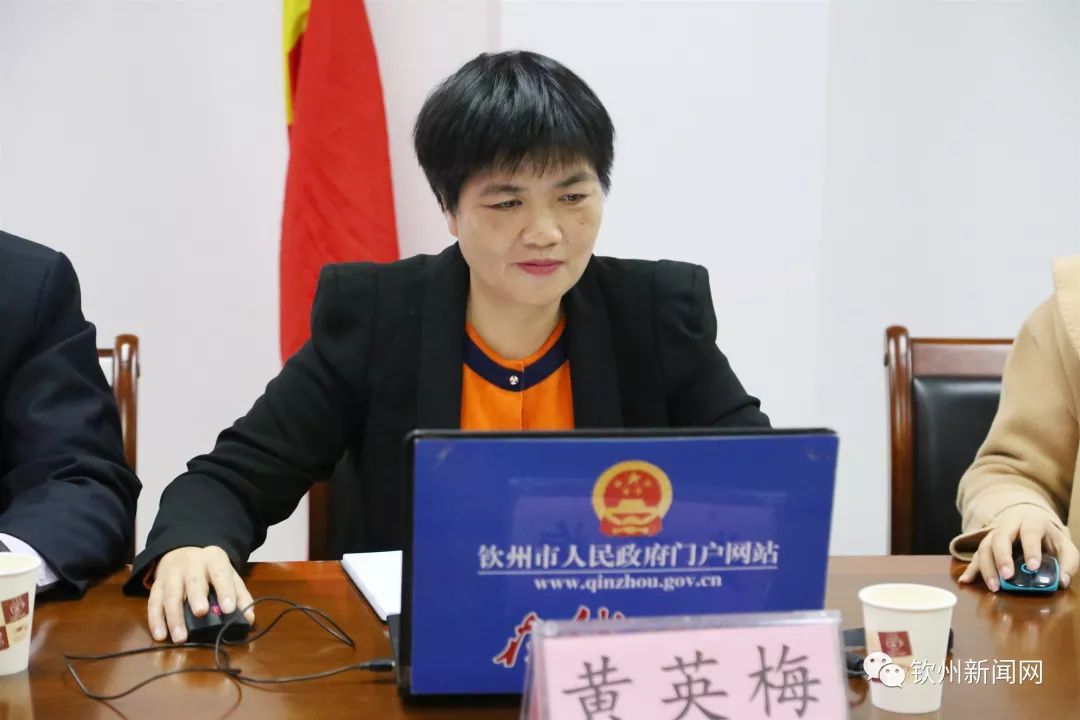 黄英梅向网友们介绍钦州市农业农村局2019年钦州"三农"工作的工作情况