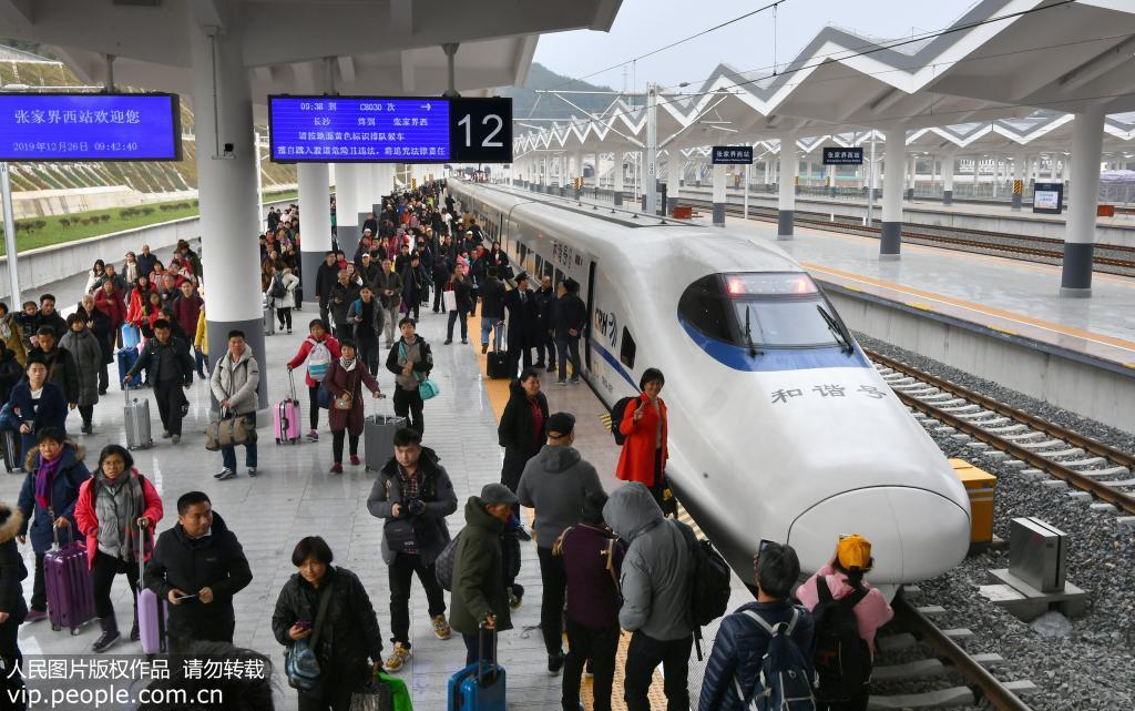 黔张常铁路正式开通运营_常德