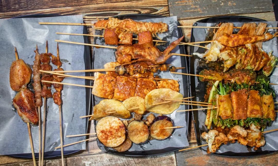 烧烤圈67炸串接地气13款炸串酱怎么蘸着吃都非常美味