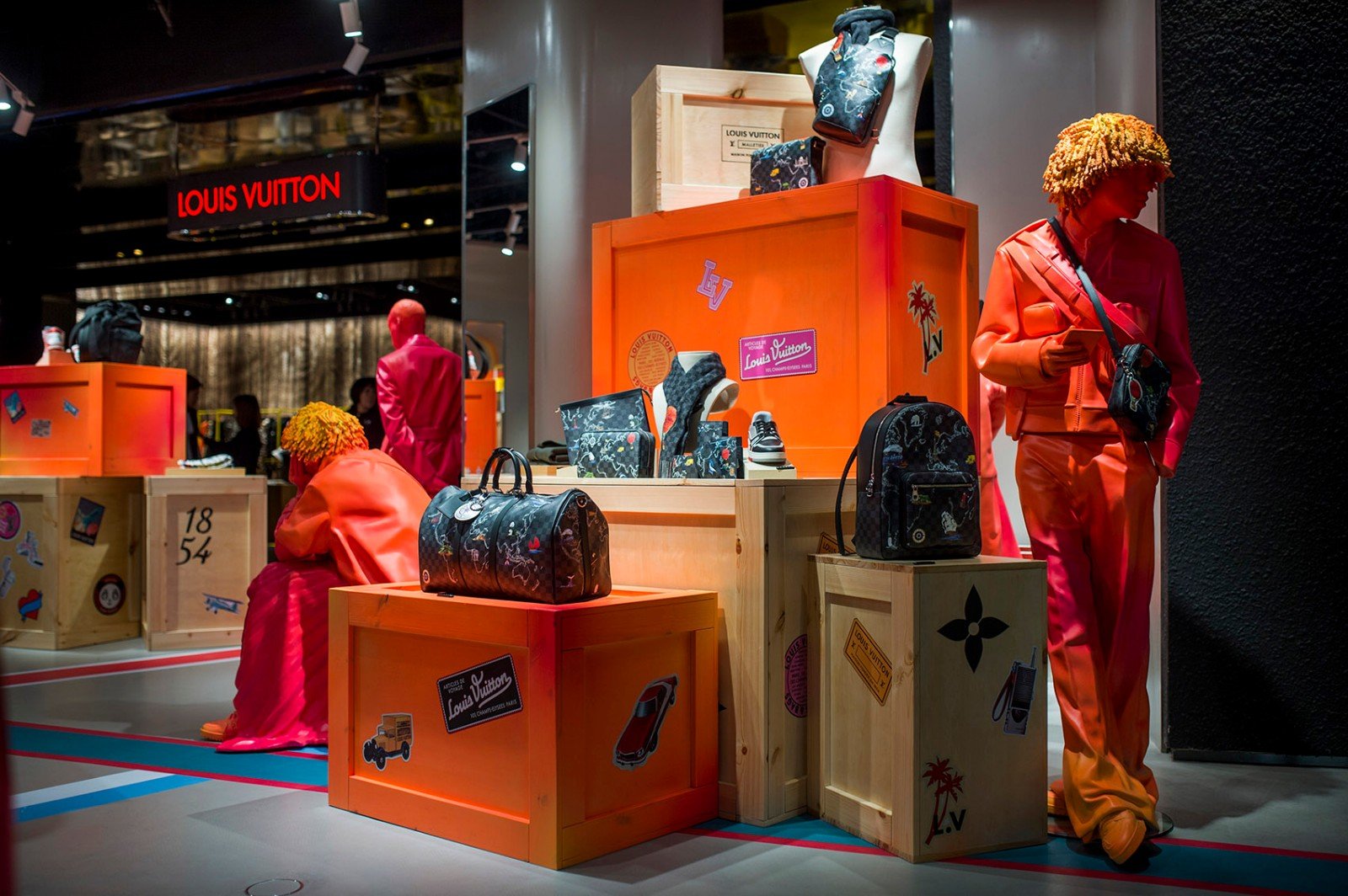 奢侈品精品店:位于一层的"未来之美"精选店主打美妆零售,展示了以火星