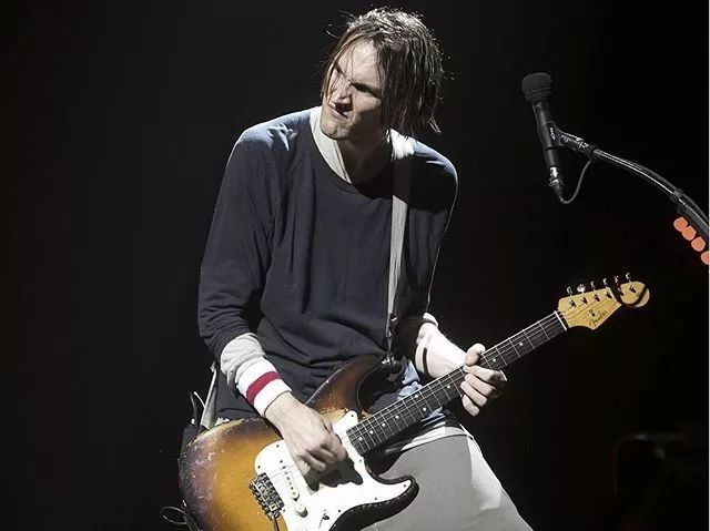 五官棱角分明,有点凶巴巴的这位就是josh klinghoffer
