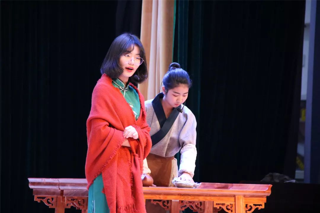 精彩的话剧表演,一言一行,一颦一笑,都含言外之意;一举一动,一招一式