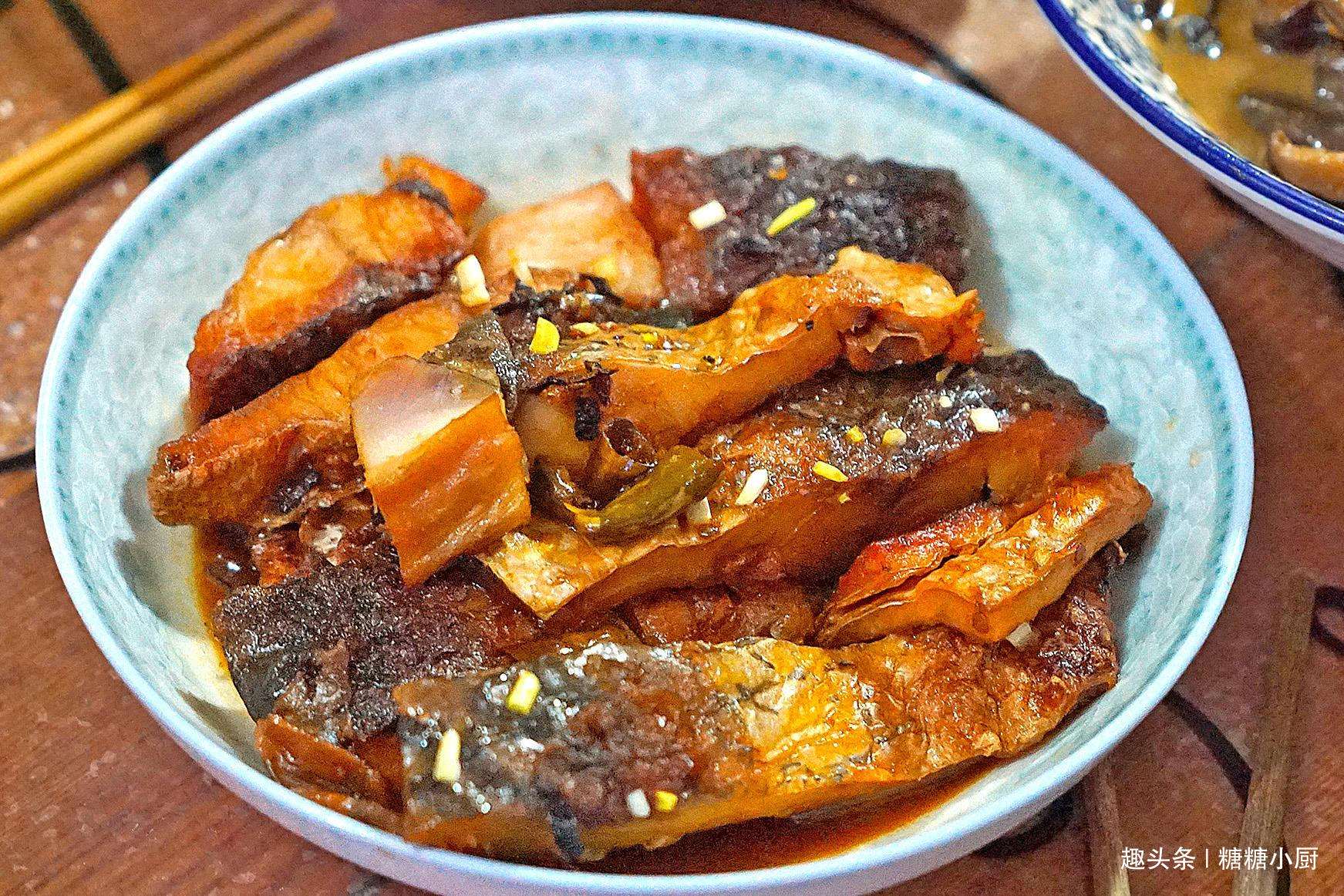 这盘红烧咸鱼块是公公冬天腌制的咸鱼块做的.