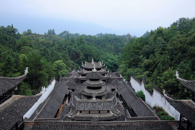 土司城由墨衝樓,素素卡斜車,土司王府,土司簡介碑,撈此羅又,爽心園,鍾