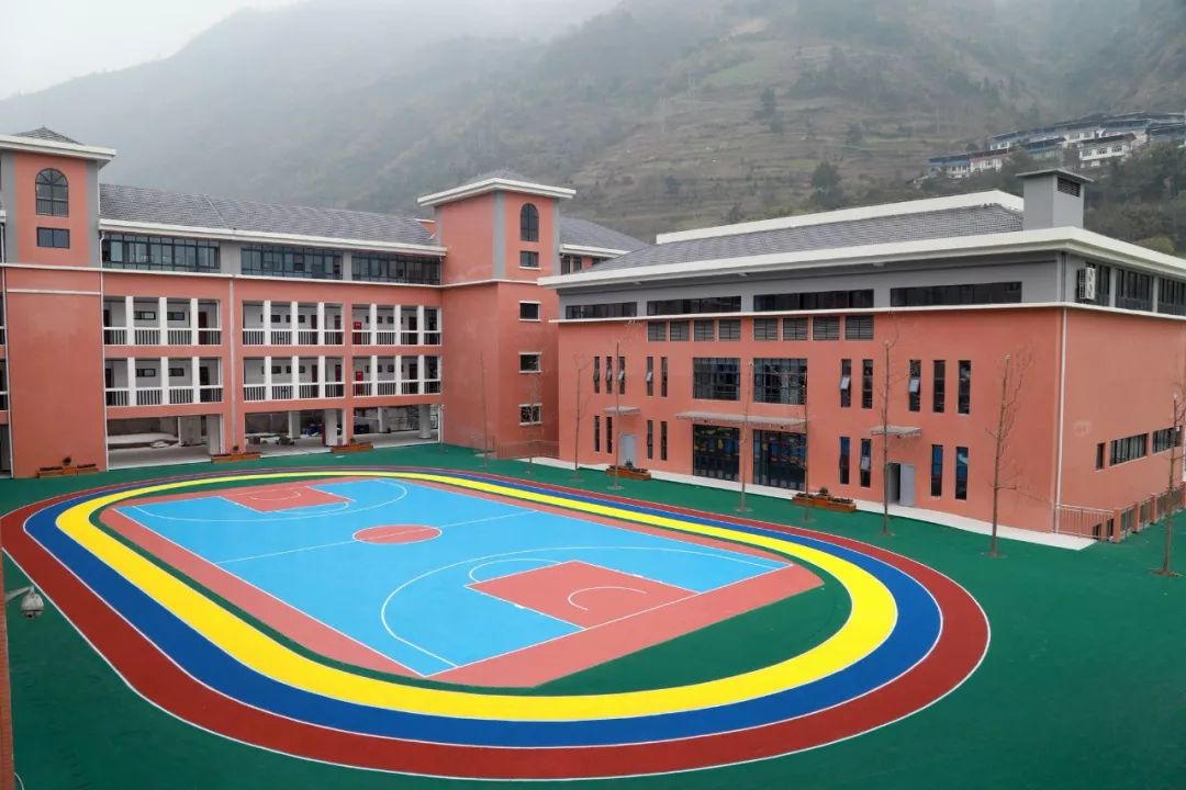 近日,记者在延风中学改扩建现场看到,由连廊相连的两栋崭新的教学楼拔