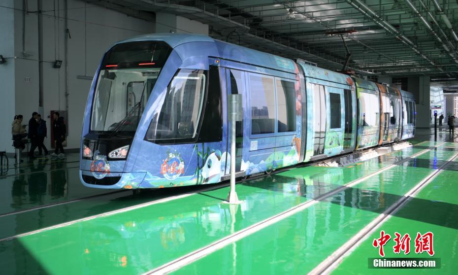 1/ 12 12月27日,四川成都,有轨电车蓉2号线非首开段开通,民众争相乘座