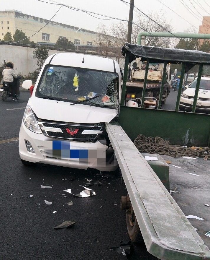 滁州花山路一辆面包车与拖拉机相撞!面包车被撞变形