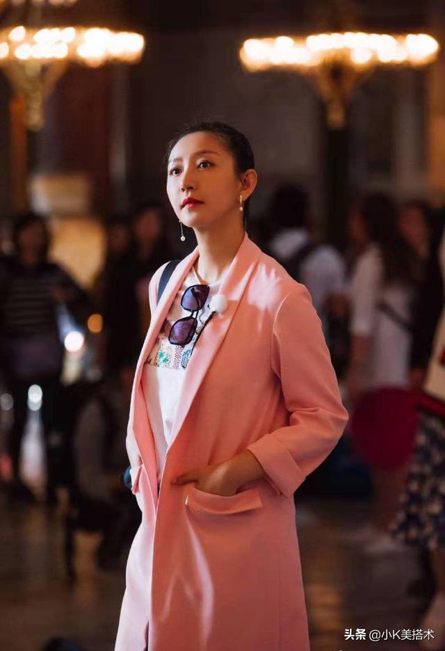 凌潇肃妻子唐一菲,衣品原来这么好,粉色大衣搭羊角辫时髦又减龄